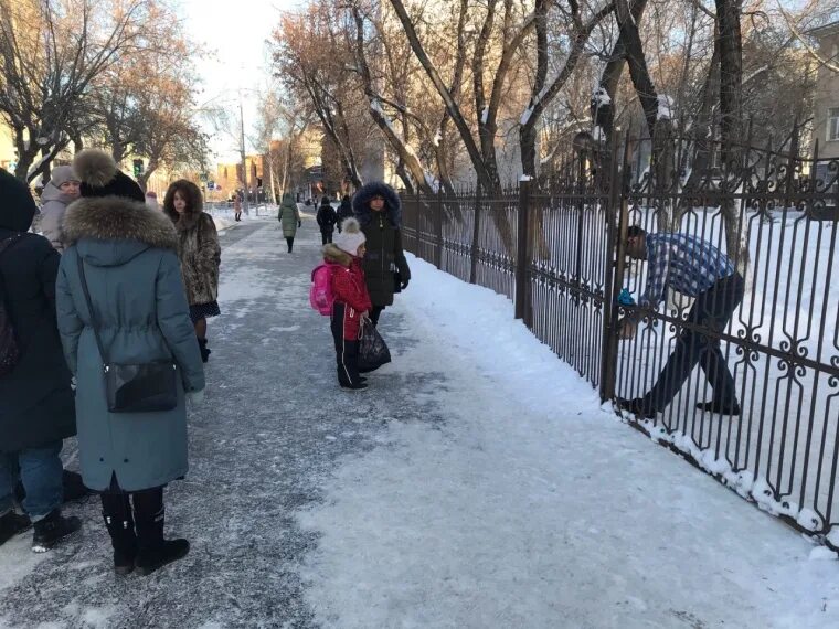 Отменили школу сегодня в тюмени. Школа 41 Тюмень. Эвакуация в школе. Эвакуация детей в школе. В Тюмени эвакуировали школы.