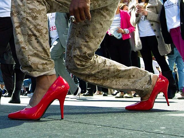 Женщина туфля видео. Военные в туфлях на каблуках. Женщины военные в туфлях. Военные туфли женские. Туфли женские армейские.
