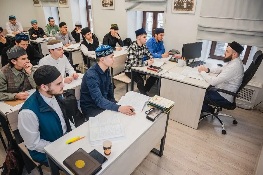 Муфтий закончил медресе в бухаре. Медресе шейх саид. Учеба в медресе в ингушетии. Учеба в медресе в казани женщинам. Студенты медресе.