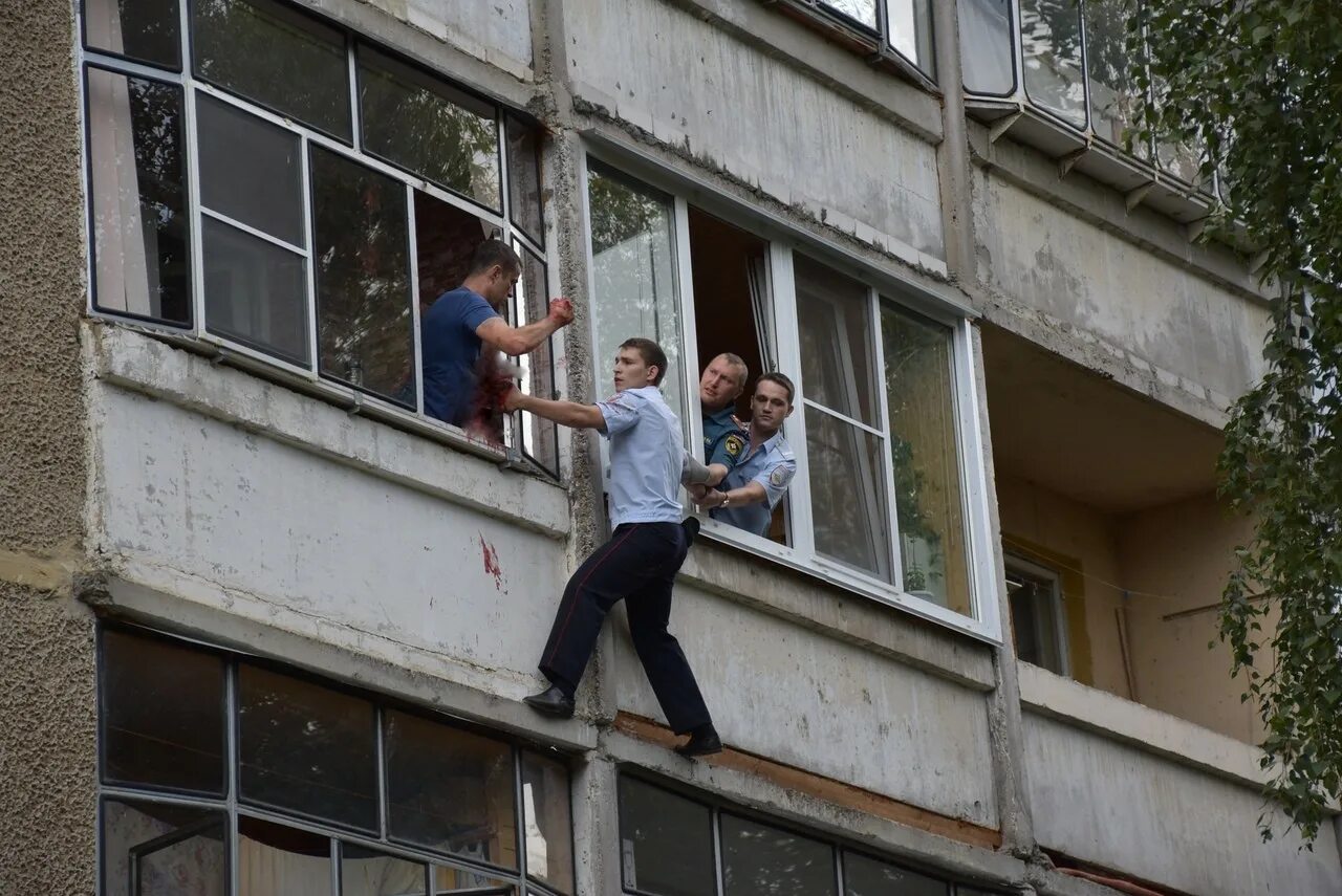 Грозит ему в окно. Ребенок на балконе. Балкон. Через балкон.