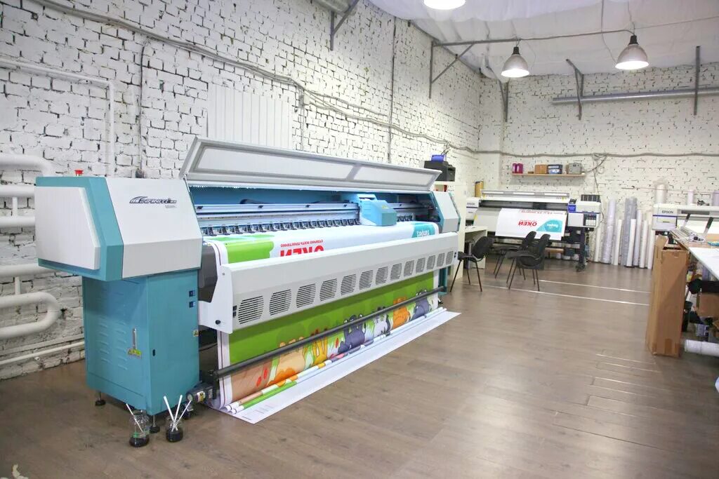 Широкоформатная типография. Широкоформатная типография. Интерьерная печать на баннере. Широкоформатная печать. Принтер roland versaart re-640.