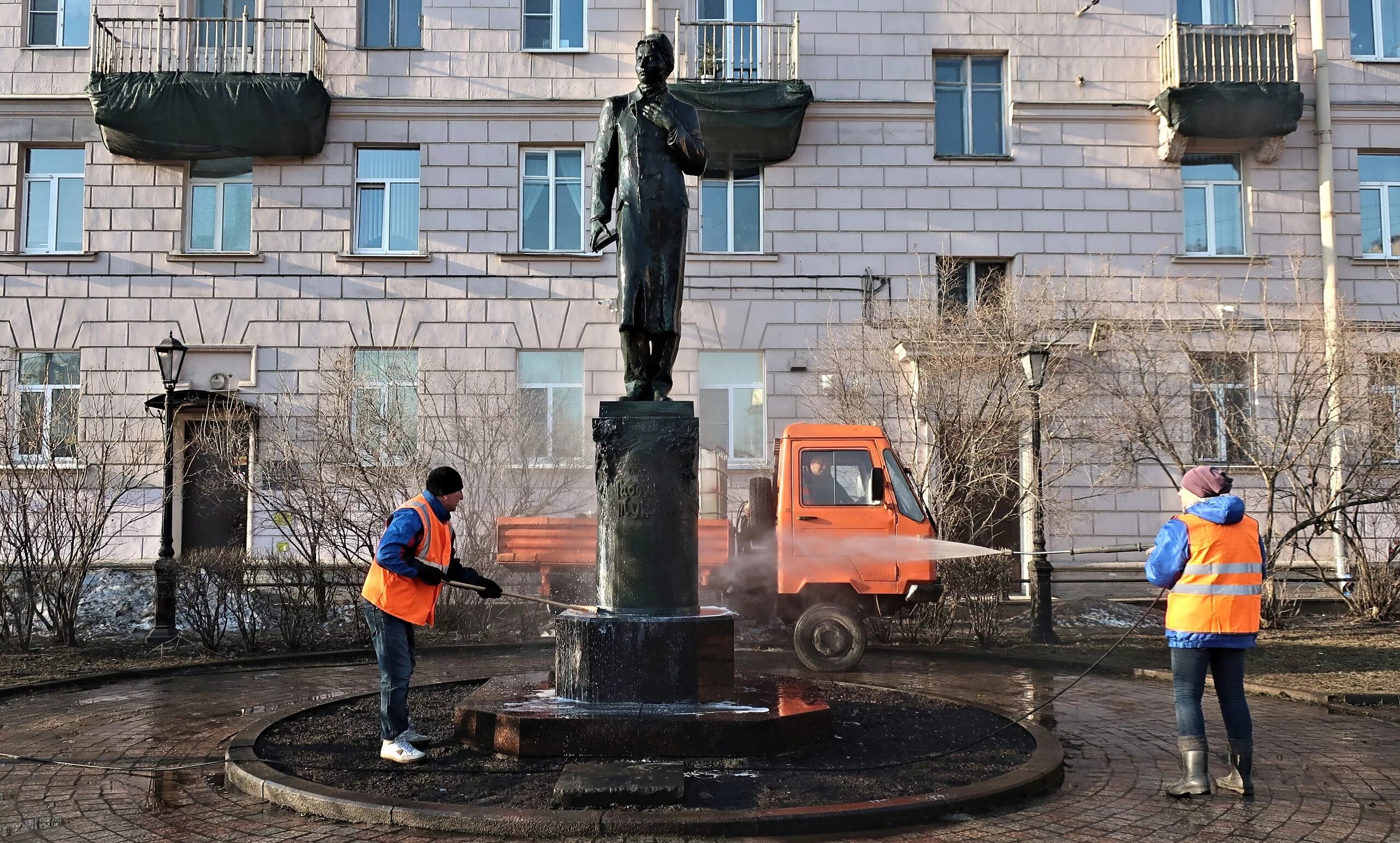 Кипящий двор. Памятники на Петроградской стороне. Колпино памятники во дворах. Памятник в дворике. Кипящий дворик Санкт Петербург.