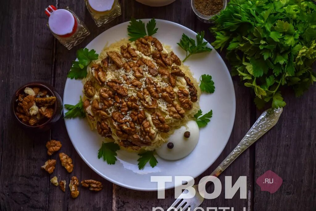 Салат черепаха с ананасом и грецким. Салат черепаха с ананасом. салат черепаха с курицей с грецкими орехами и ананасом. салат черепашка с курицей и грецкими орехами и ананасом классическая. салат генерал с орехами и курицей красивое фото.