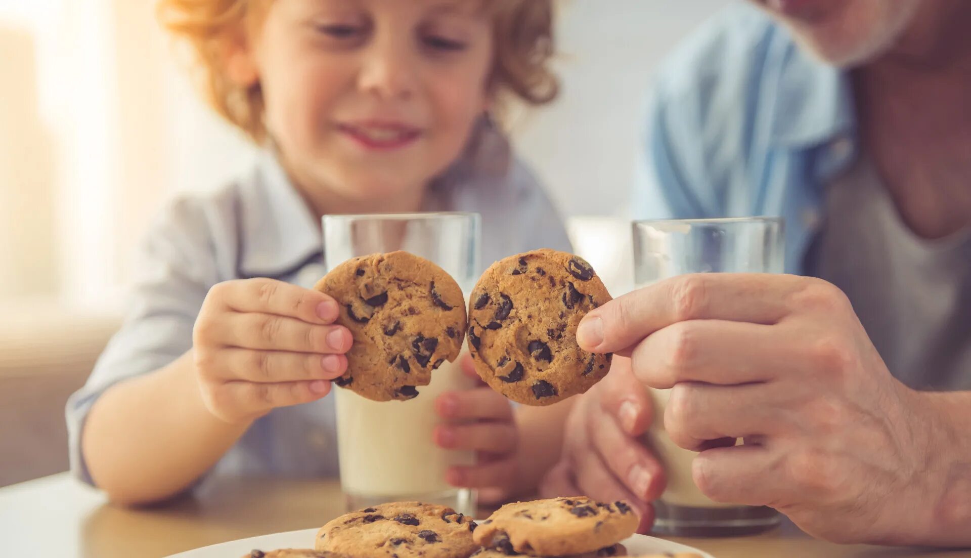 How many cookies. Ребенок ест печенье. Печеньки для детей. Люди едят шоколадное печенье. Печенье в руке.
