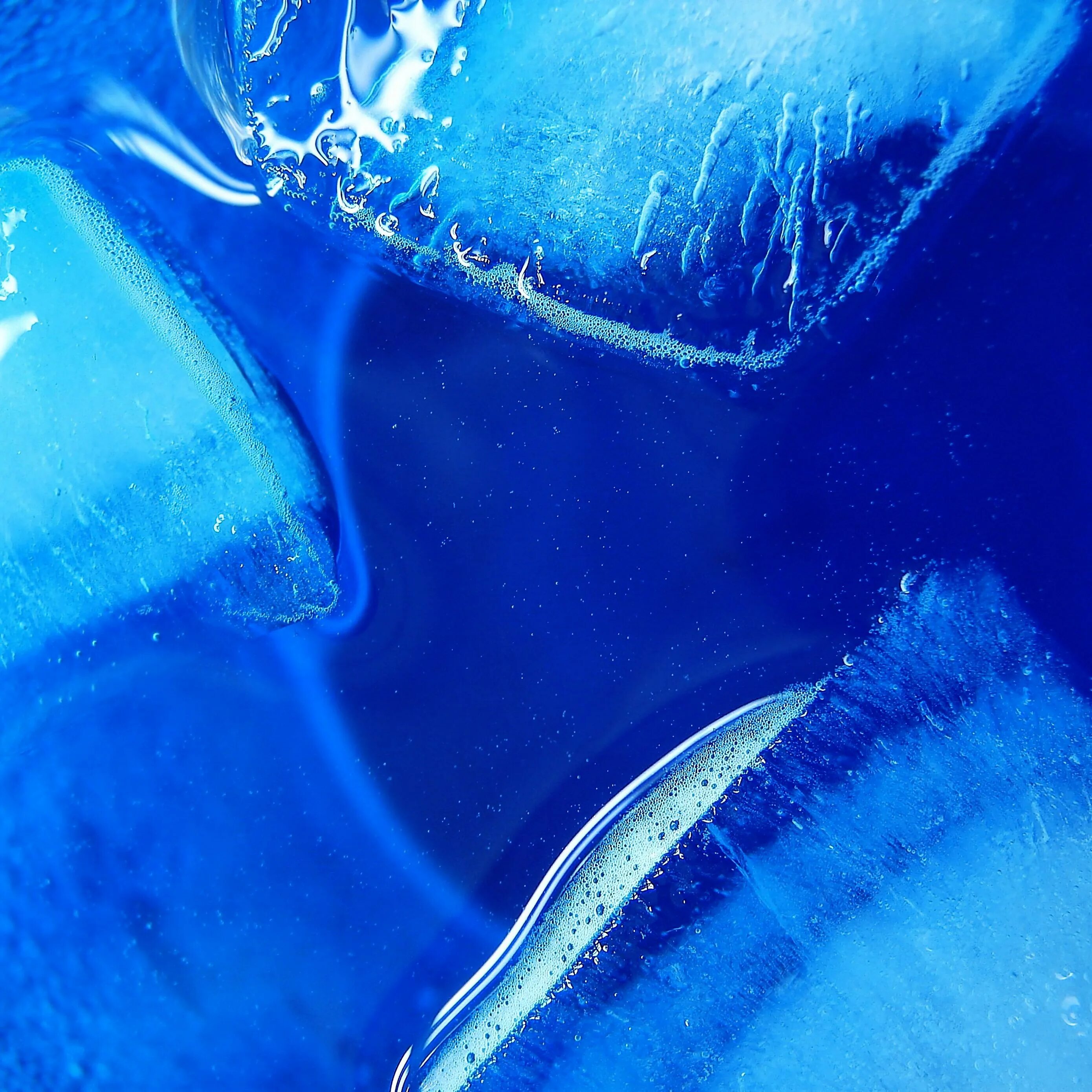 Синий лед. Голубой лед кусок. Ледяной голубой цвет. Лед. Мелкий лед на воде