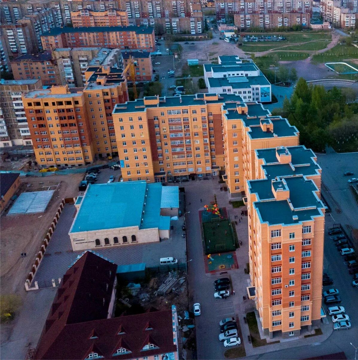 Жк томирис в караганде. Дом караганда город. Крыша кз дом в талгарском районе. Караганда жилые дома. Жк новый город 3 караганда.