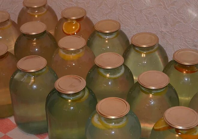 консервация березового сока. консервирование березового сока. мутный березовый сок. сок березовый в 3 литровых банках. березовый сок в банке.