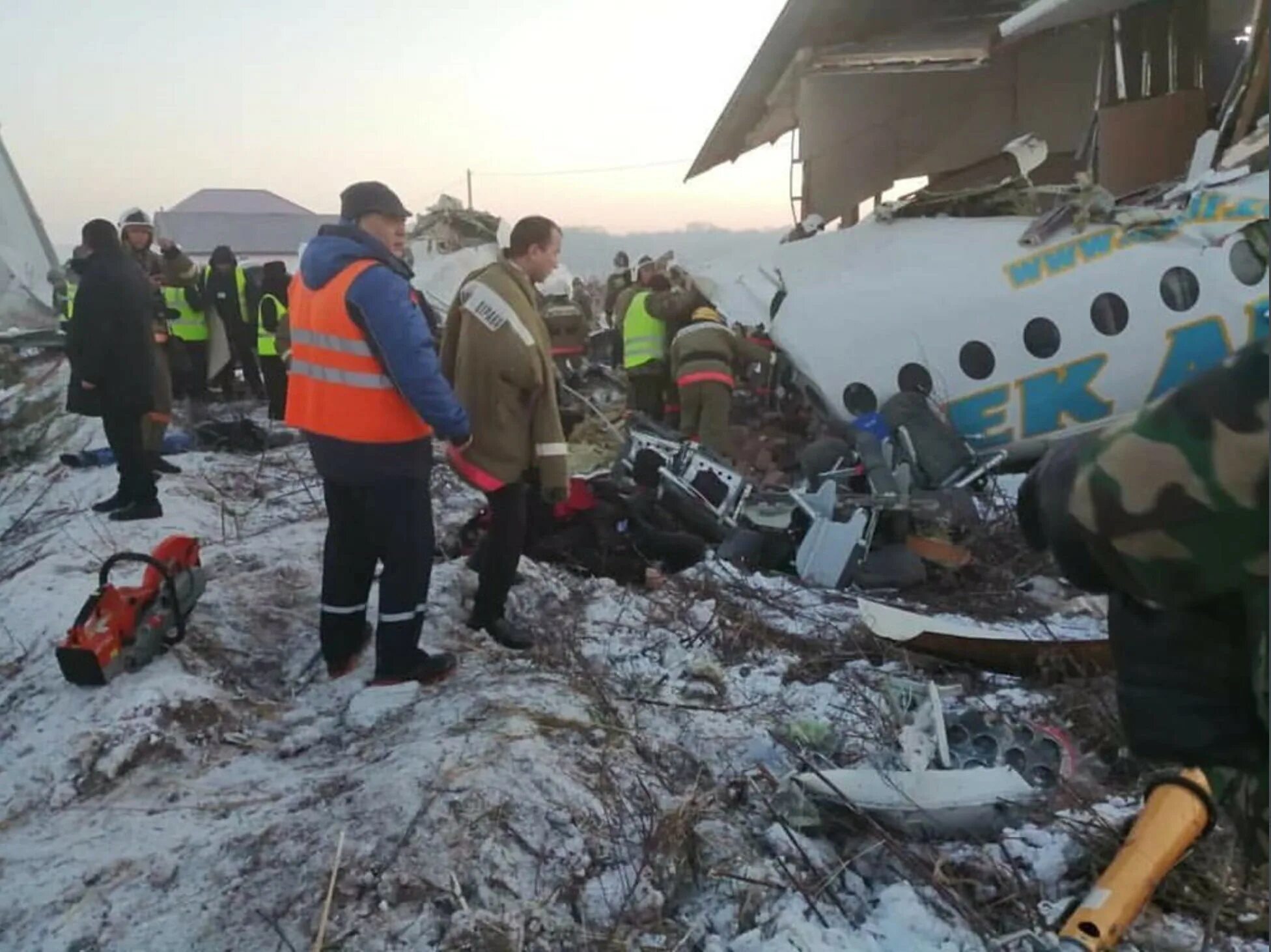 Потерпевшее бедствие. Fokker 100 bek Air катастрофа. Авиакатастрофа в Алма Ате 2019. Крушение а320 в Сочи. Бек Эйр катастрофа 27 декабря.