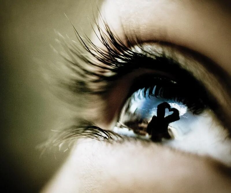 Глаза не любят свет. Влюбленные мужские глаза. Любовь в глазах. Глаза отражение души. Глаза не любят свет.