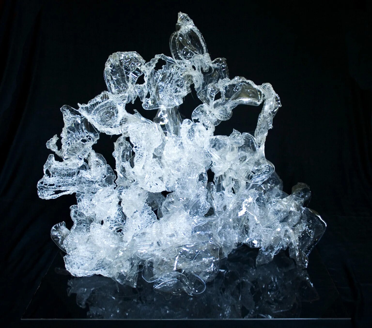 Литье силикона в пластик. Расплавленная пластмасса. Плавленные бутылки. Нагретый пластик. Литье стекла.