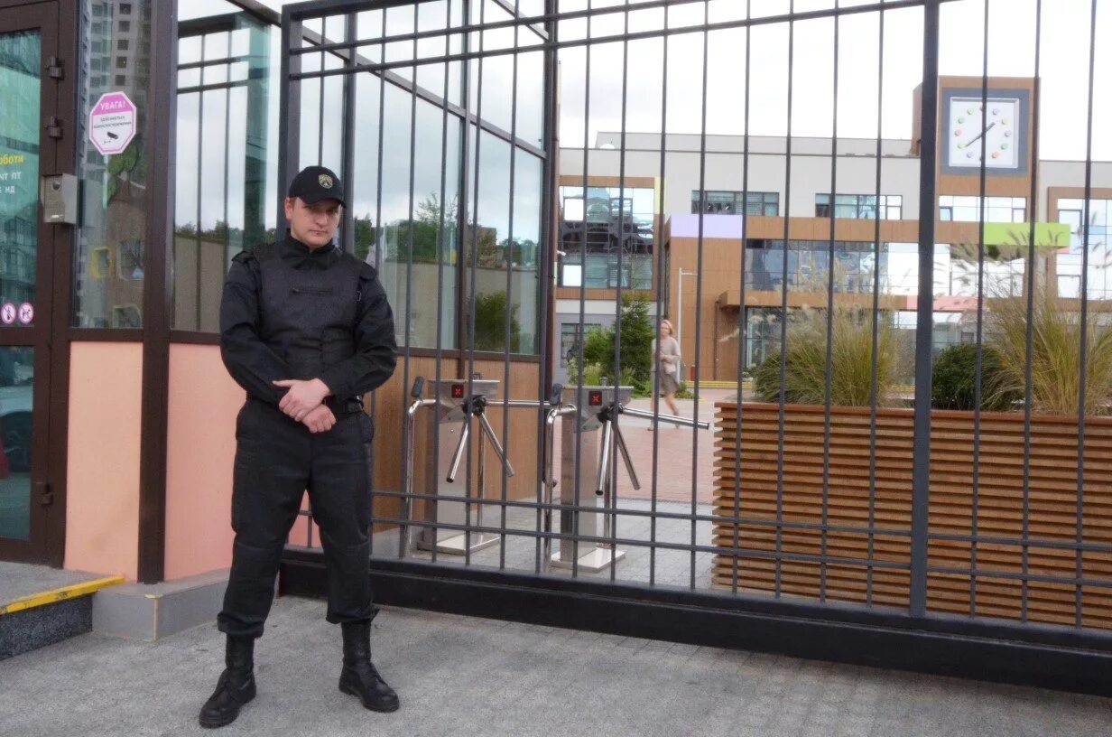 Охранник с рацией. Гюрза система охраны периметра. Пост охраны в коттеджном поселке. Котрольно пропускной пунк. Охрана строительной площадки.