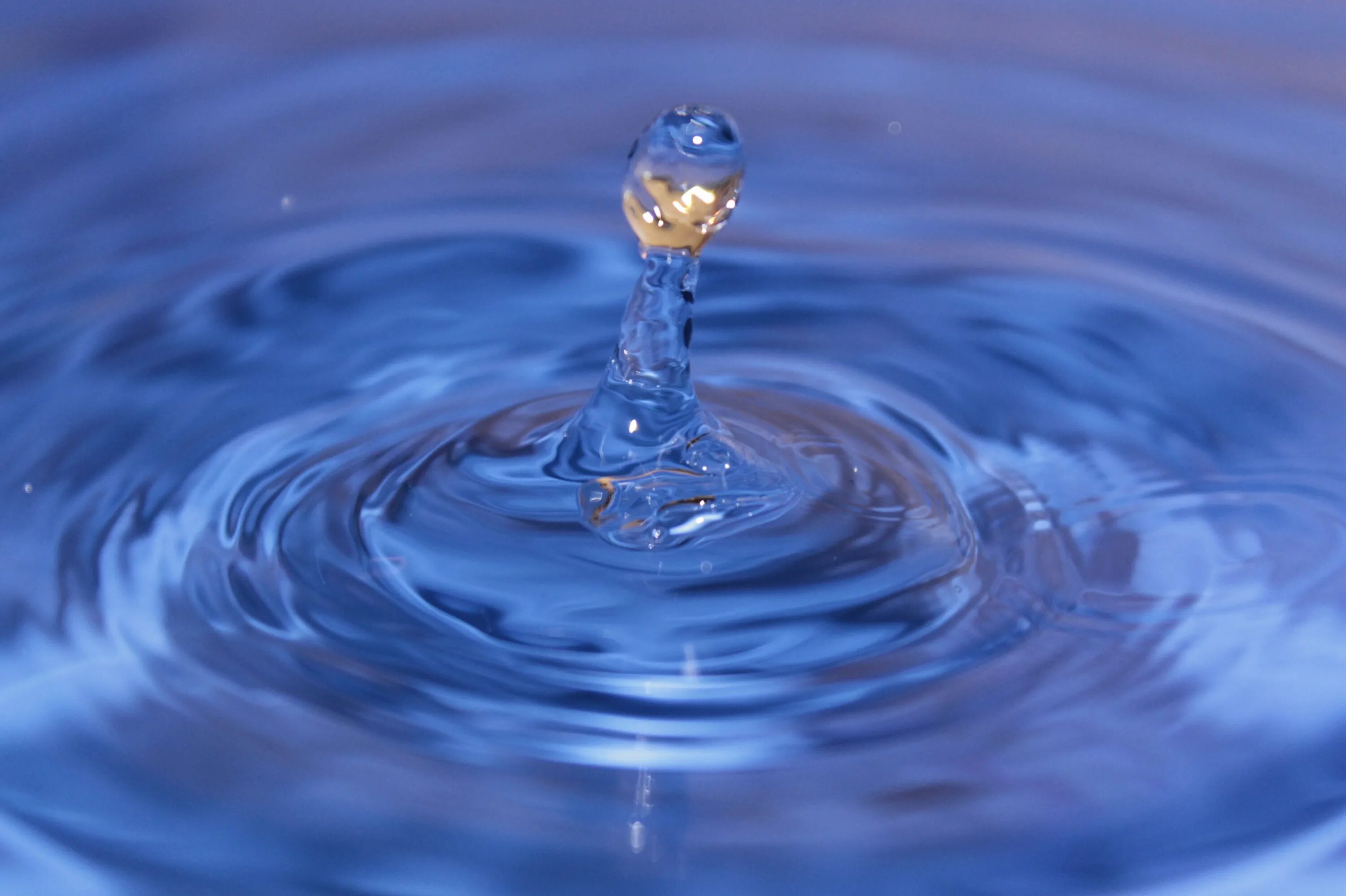 Капля воды. Жидкость вода. Жидкая вода. Капля чистой воды.