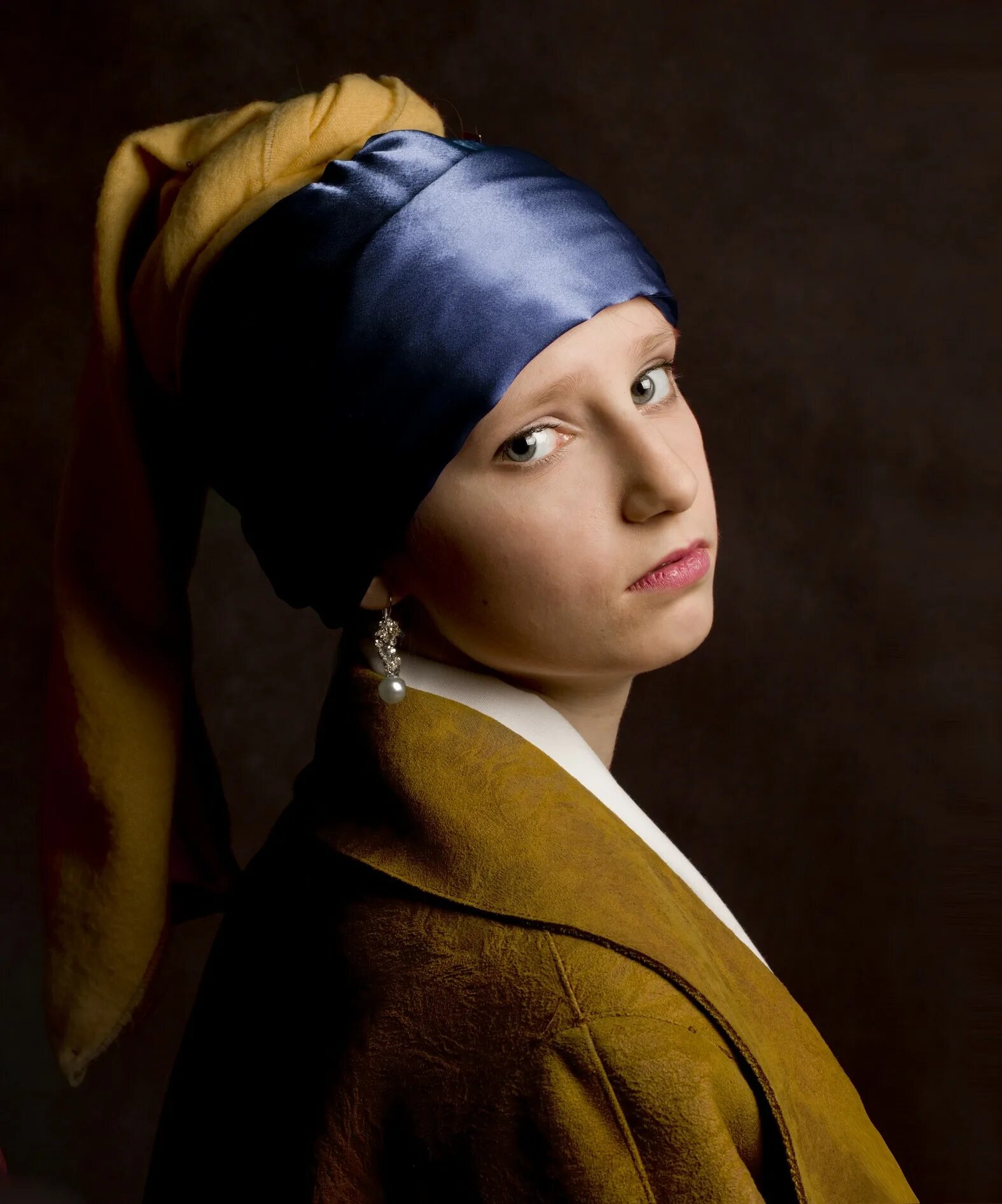 Девушка с жемчужной сережкой картина. Вермеер девушка с жемчужной сережкой. Девушка с жемчужной серёжкой, 1665 г. Девушка с сережкой вермеер. Девушка с сережкой вермеер.