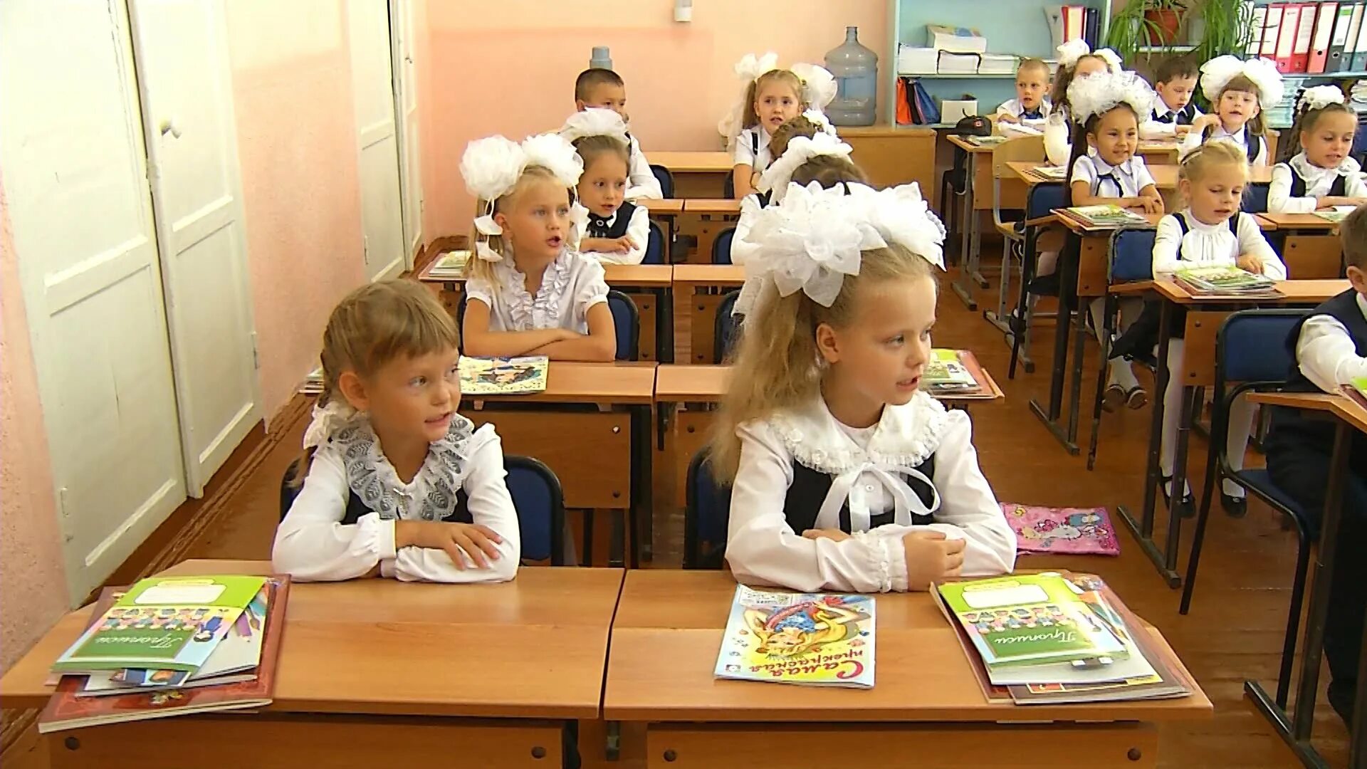 Второй класс а ученики. Первоклашки за партой. первоклассники за партами в школе. первоклашки за партами 1 сентября. школьники за партой 1 сентября.