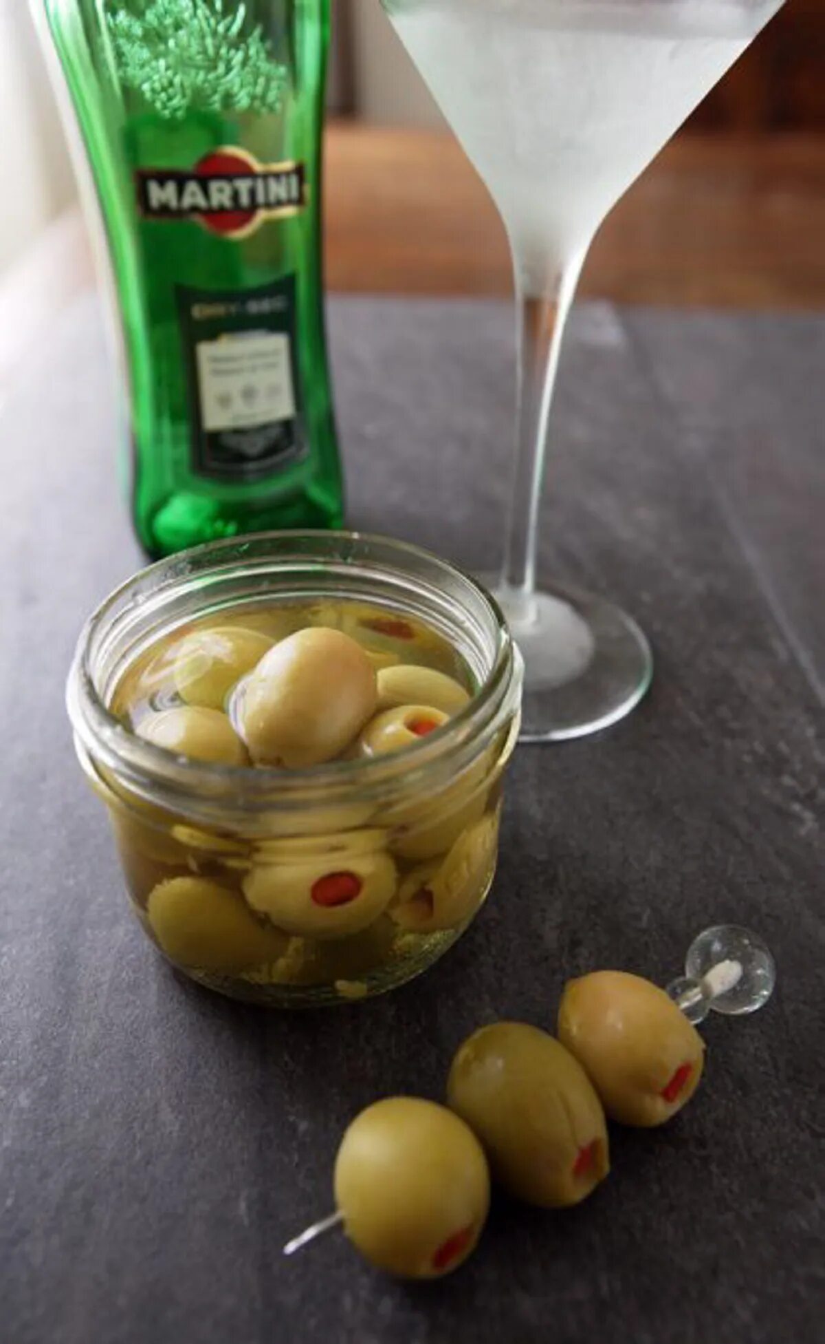 Маслины рассол. Мартини с оливкой. Вермут с оливками. Соленые оливки. Мартини на столе.