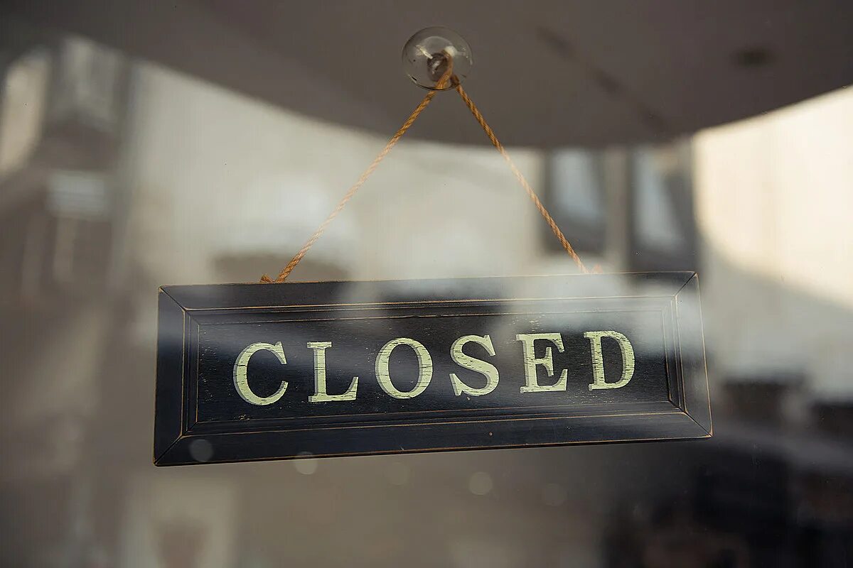 Close closing. Надпись closed. Табличка closed. Вывеска closed. Табличка закрыта.