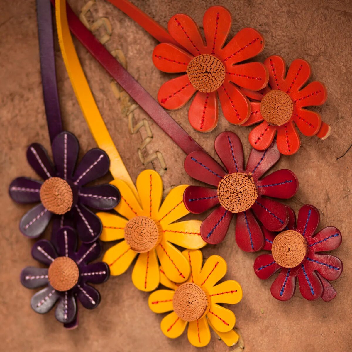 Поделки из кожи для начинающих своими руками. Украшения из замши. Поделки из кожи для начинающих своими руками. Необычные изделия из кожи. Декор из кожи.