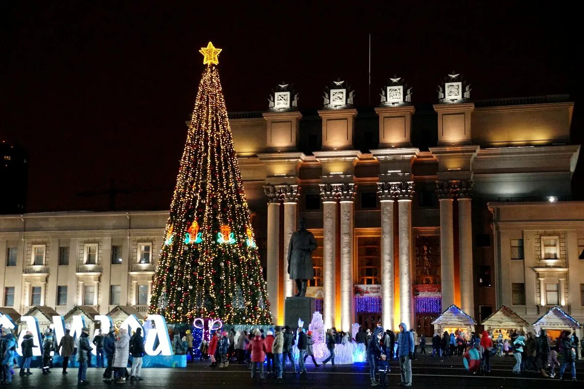 елка на площади куйбышева в самаре. гуляния на новый год самара. новогодняя самара. куда сходить на новый год. новогоднее украшение площади города.