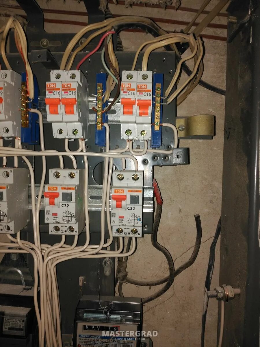 Распределительный щит для электропроводки в многоквартирном доме. Автоматы в подъезде в щитке. Распределительный электрощит щит этажный. Автомат в щитке в подъезде. Вводной автомат в электрощиток в подъезде.