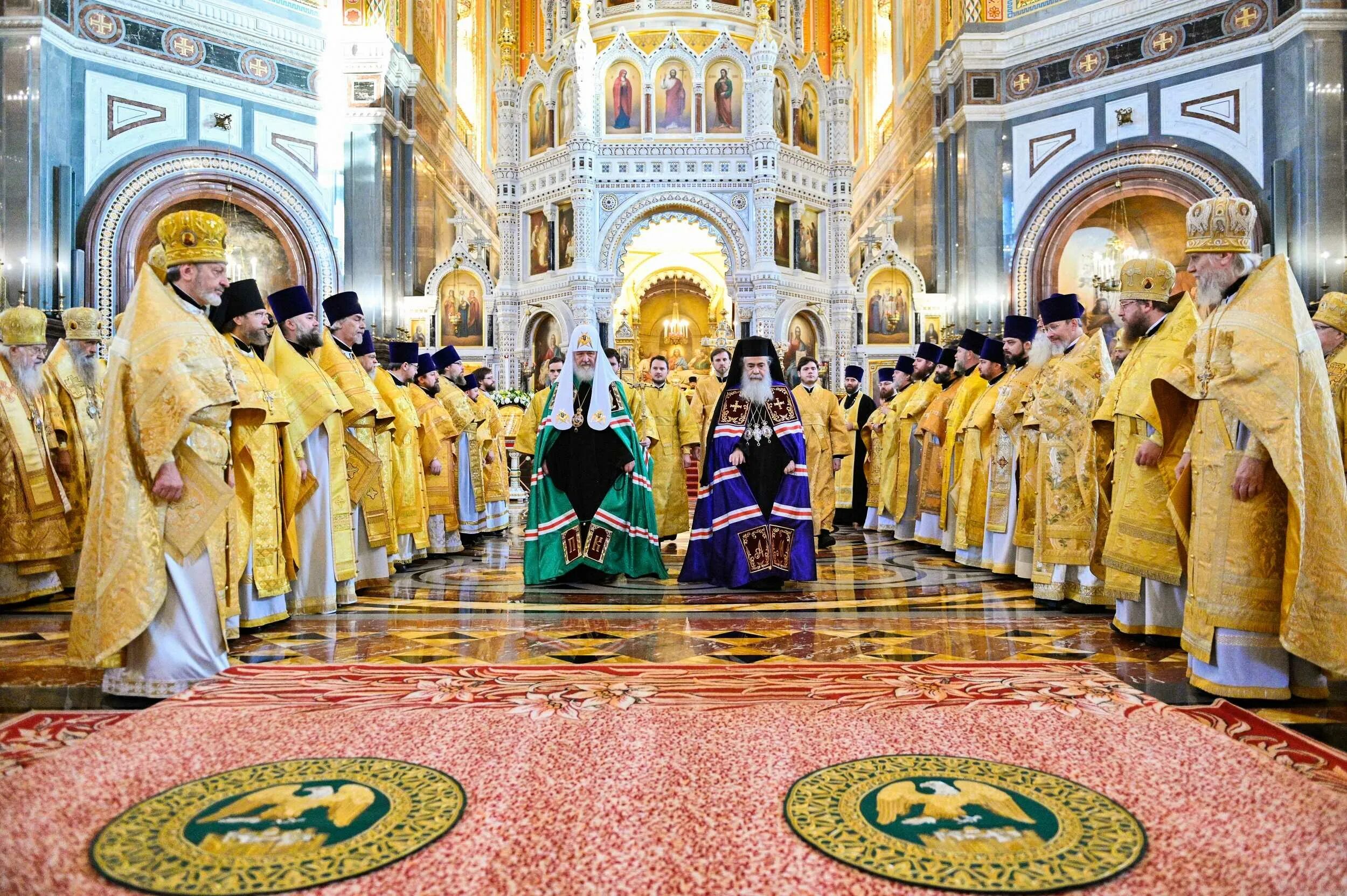 Видео православной церкви. Божественная литургия 2000 храм Христа Спасителя. Визит Патриарха Иерусалимского. Иерусалимская православная Церковь литургия.