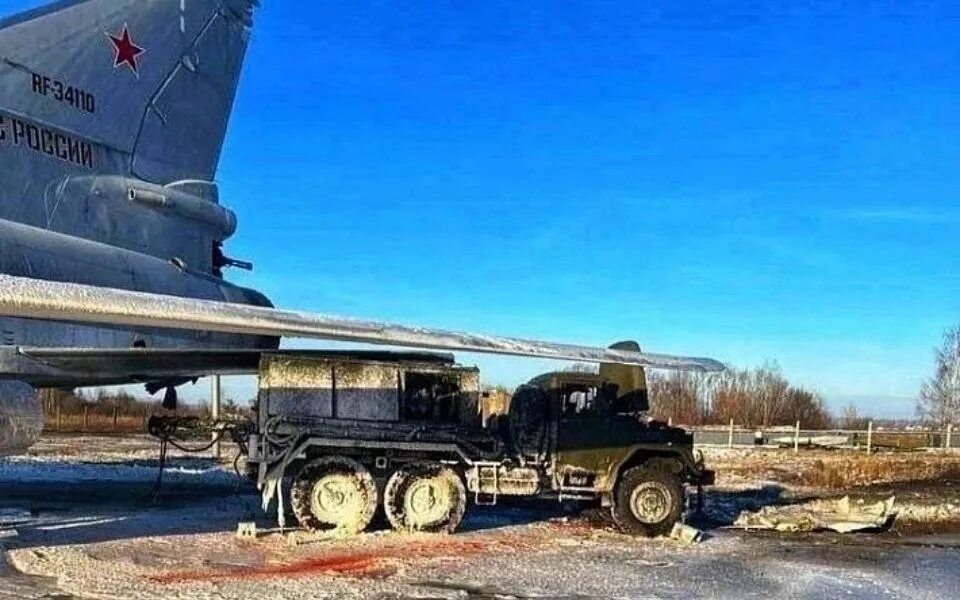 Энгельс взрывы на аэродроме сегодня. Авиабаза Энгельс беспилотники. ПВО России. Беспилотник в Энгельсе. Снимки аэродрома Энгельс.