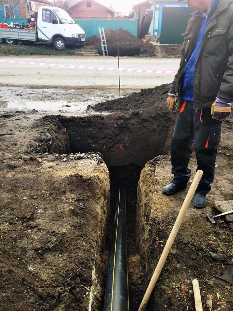 Прокладка водопровода проколом. Подземное бурение для водопровода. Бурение проколом. Прокол под дорогой.