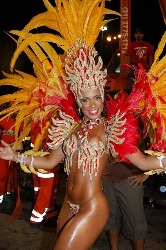 Brazilian carnival queen in wardrobe malfunction at parade Daily Mail Online