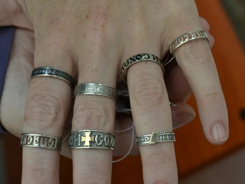 На какой руке носить кольцо мужчине женатому. Перстень на руке. Православные кольца на пальце. Перстни на пальцах. Кольца на указательный палец церковные.