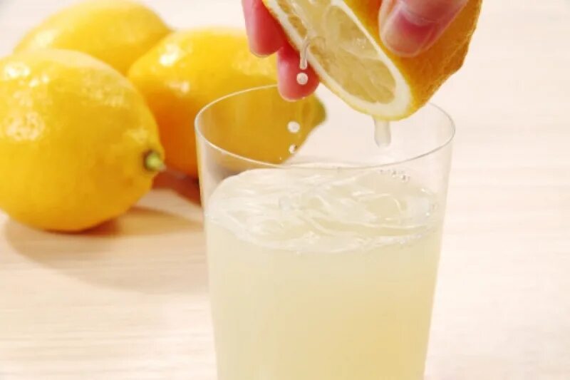Лимонный сок из лимонов. Лимонный сок. Свежевыжатый сок лимона. Лимонный сок в стакане. Выжать сок лимона.