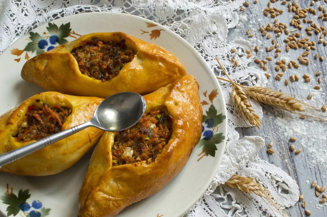 Расстегай с мясом рецепт из дрожжевого теста. Расстегай. расстегай с мясом. расстегай с мясным фаршем. расстегай с мясом фото.