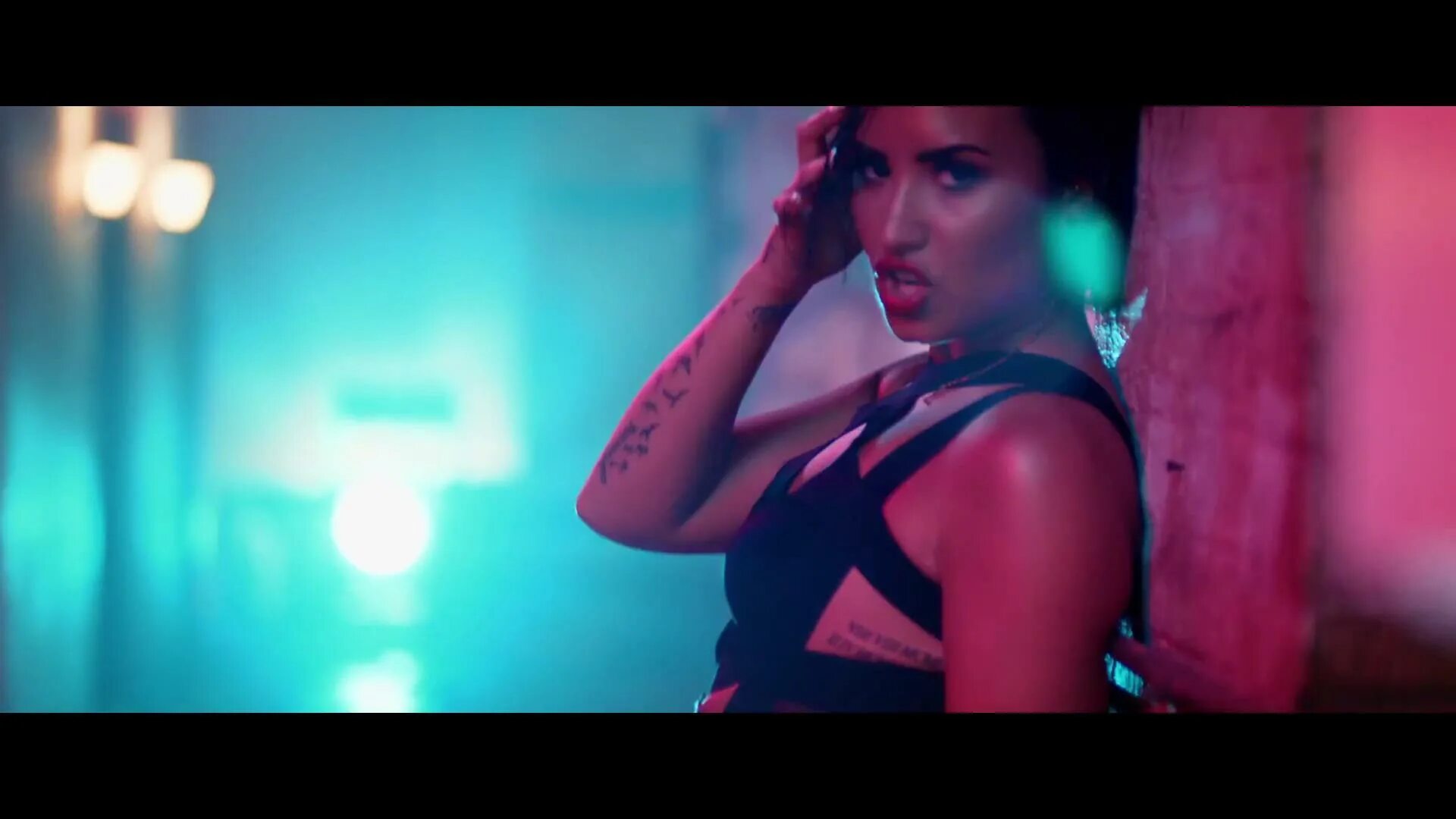 Demi lovato summer. Деми Ловато гиф. Demi Lovato cool for the Summer гиф. Деми Ловато горячие гиф. Деми Ловато hot gif.