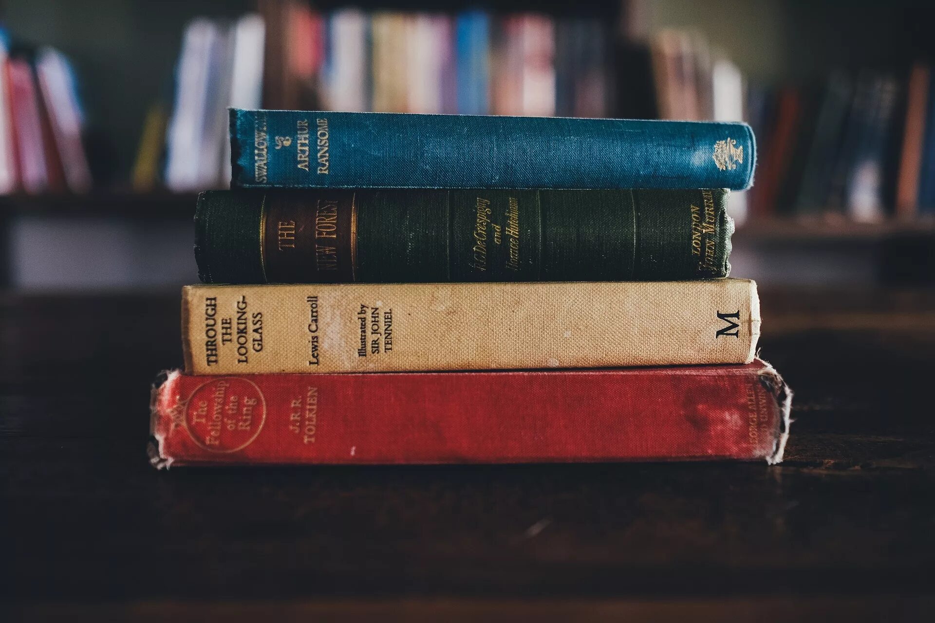 Стопка книг. Стол «книга». Стопка книг на столе. Стопка книг на полке