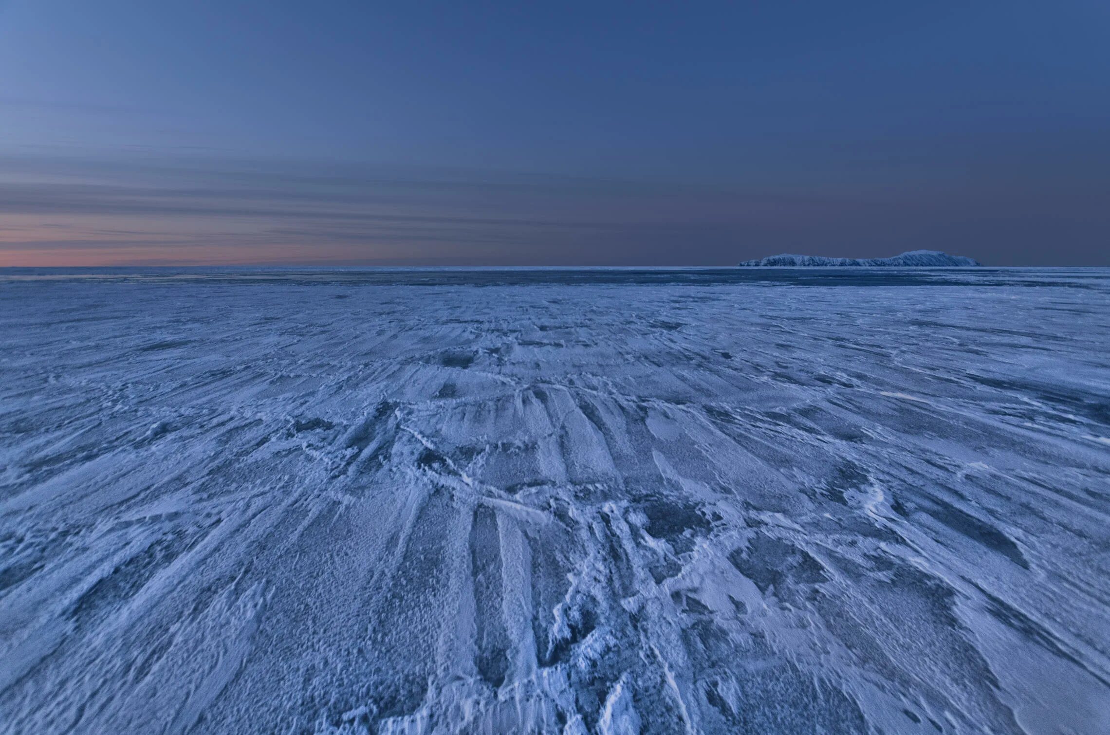 Температура охотского моря зимой и летом. Климат охотского моря. охотское море зима. замершое отхотскон море. берег охотского моря зимой.