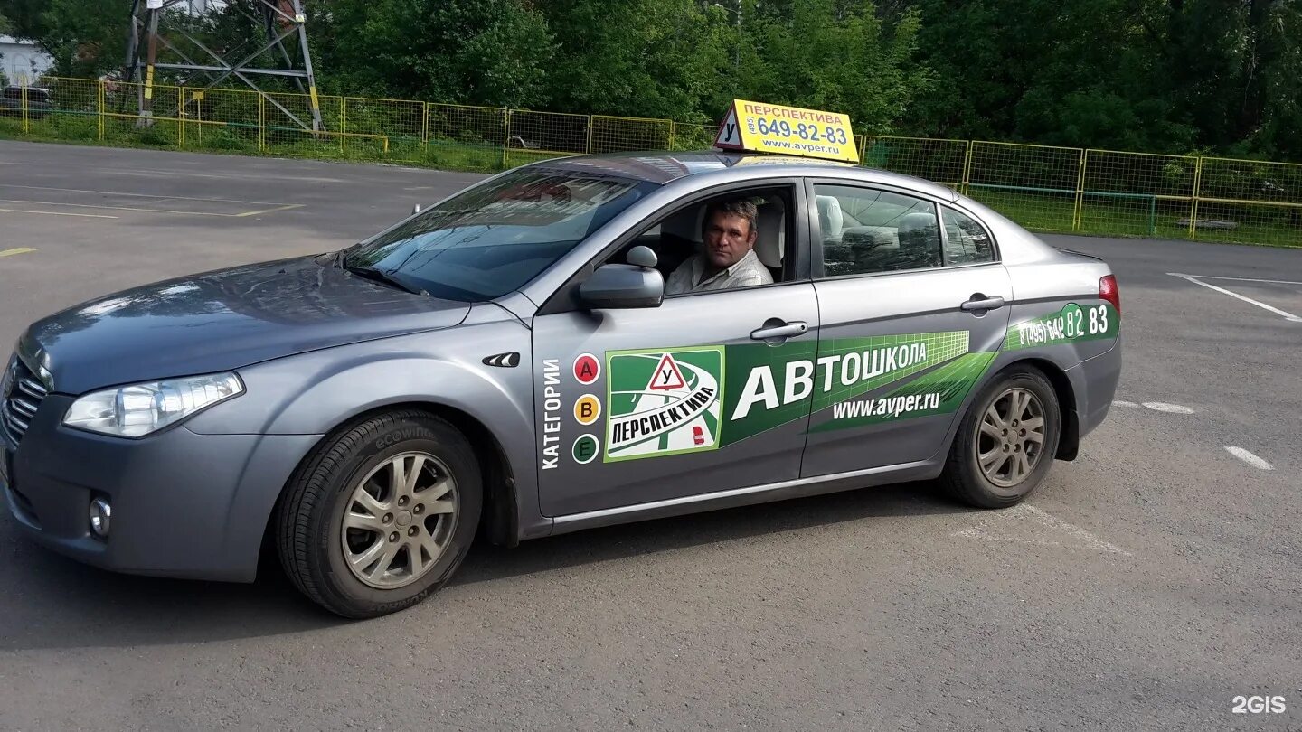 Машина автошкола. Учебная машина. Учебный автомобиль. Учебные машины в автошколах. Автошкола москва.