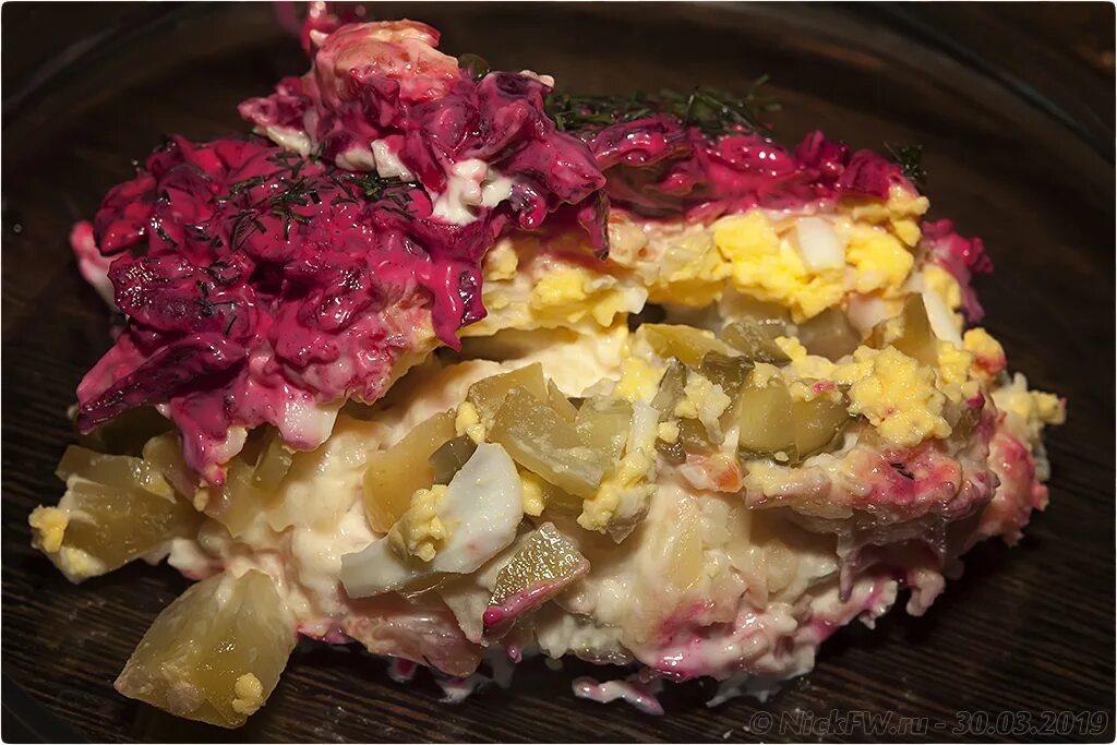 Картошка с филе под шубой. Курица под шубой. салат курица под шубой. курица под шубой со свеклой. грудка под шубой салат.