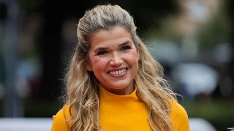 People: Anke Engelke listens to podcasts while cooking.