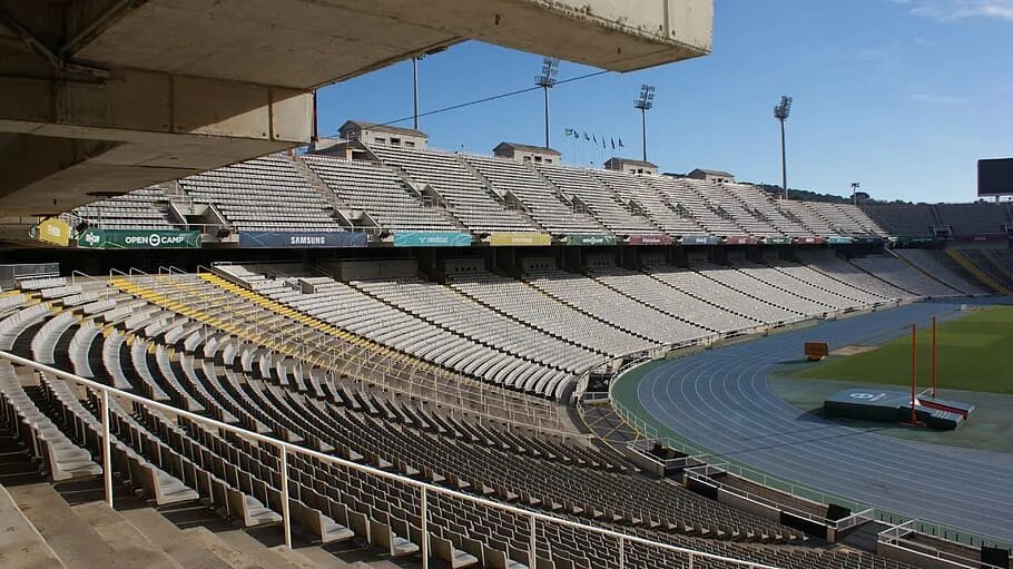 Свободные стадионы. Арена Монументаль в Барселоне. Питч Арена. Барселона Арена крытая. Сари Арена Барселона.