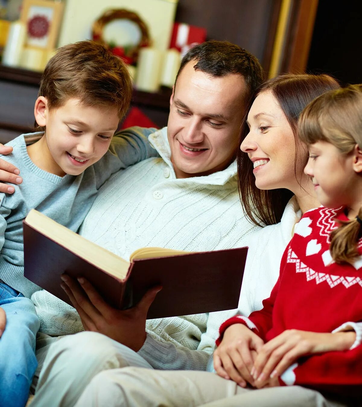 Дети с родителями. Семейное чтение. Семья читает книгу. Чтение в кругу семьи. Читаем без родителей