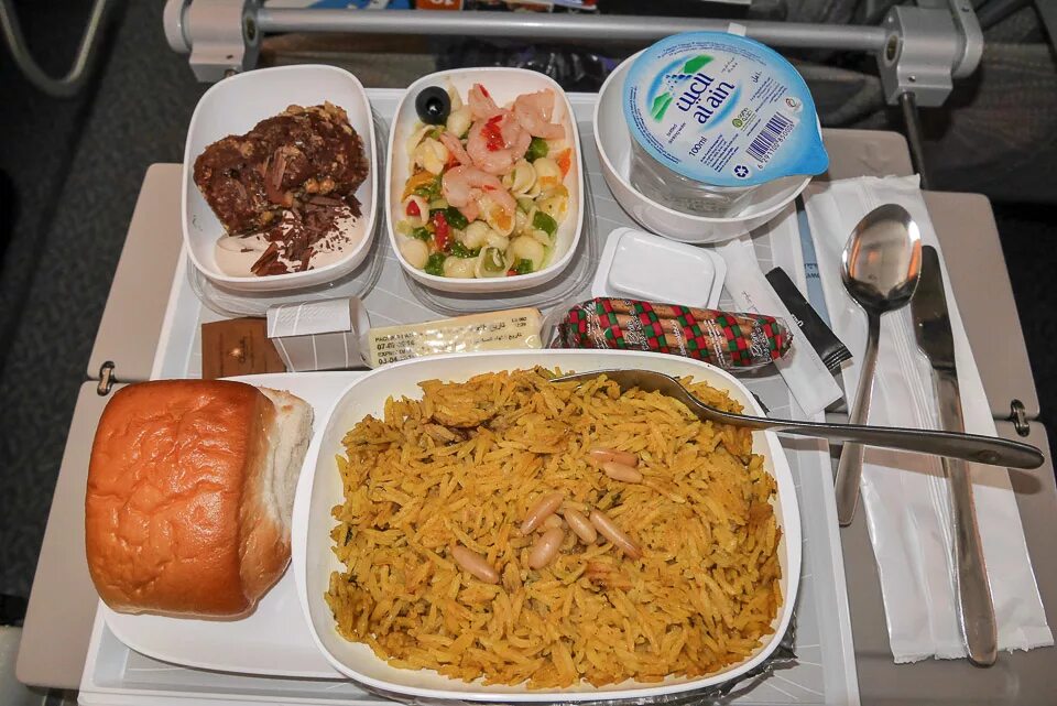 Самолете дают еду. Обед в самолете. Еда в самолете. Самолет из еды. Еда в самолетах ОАЭ.