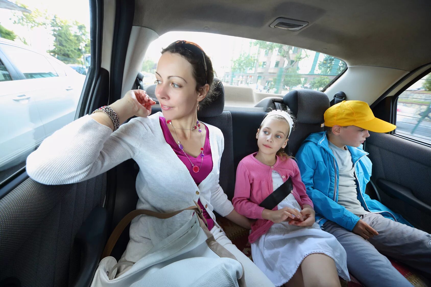 Маму в машине сын рассказ. Женщина с дочкой в машине. Фото мама с дочкой в машине. Еду с дочкой в машине. Мама и дочь едут в такси.