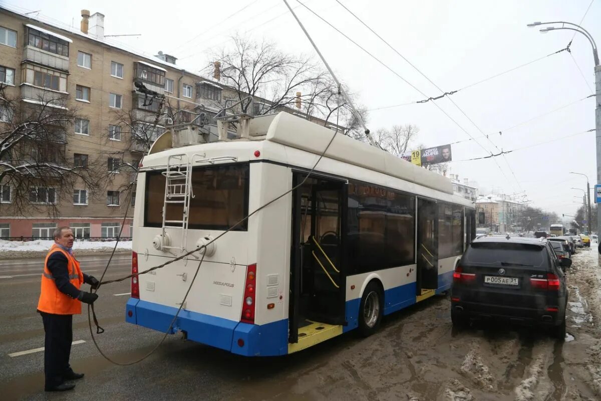 В минуты когда троллейбус с пассажирами. Троллейбус 1297. троллейбус москва. разобранный троллейбус. троллейбус сломался.
