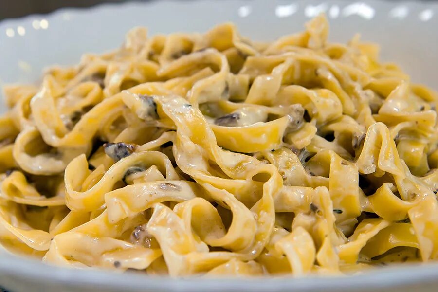 Макароны с грибами и сыром. Макароны рожки в сливочном соусе. спагетти с опятами. макароны рожки с подливкой в сливочном соусе. макарошки в сливочном соусе.