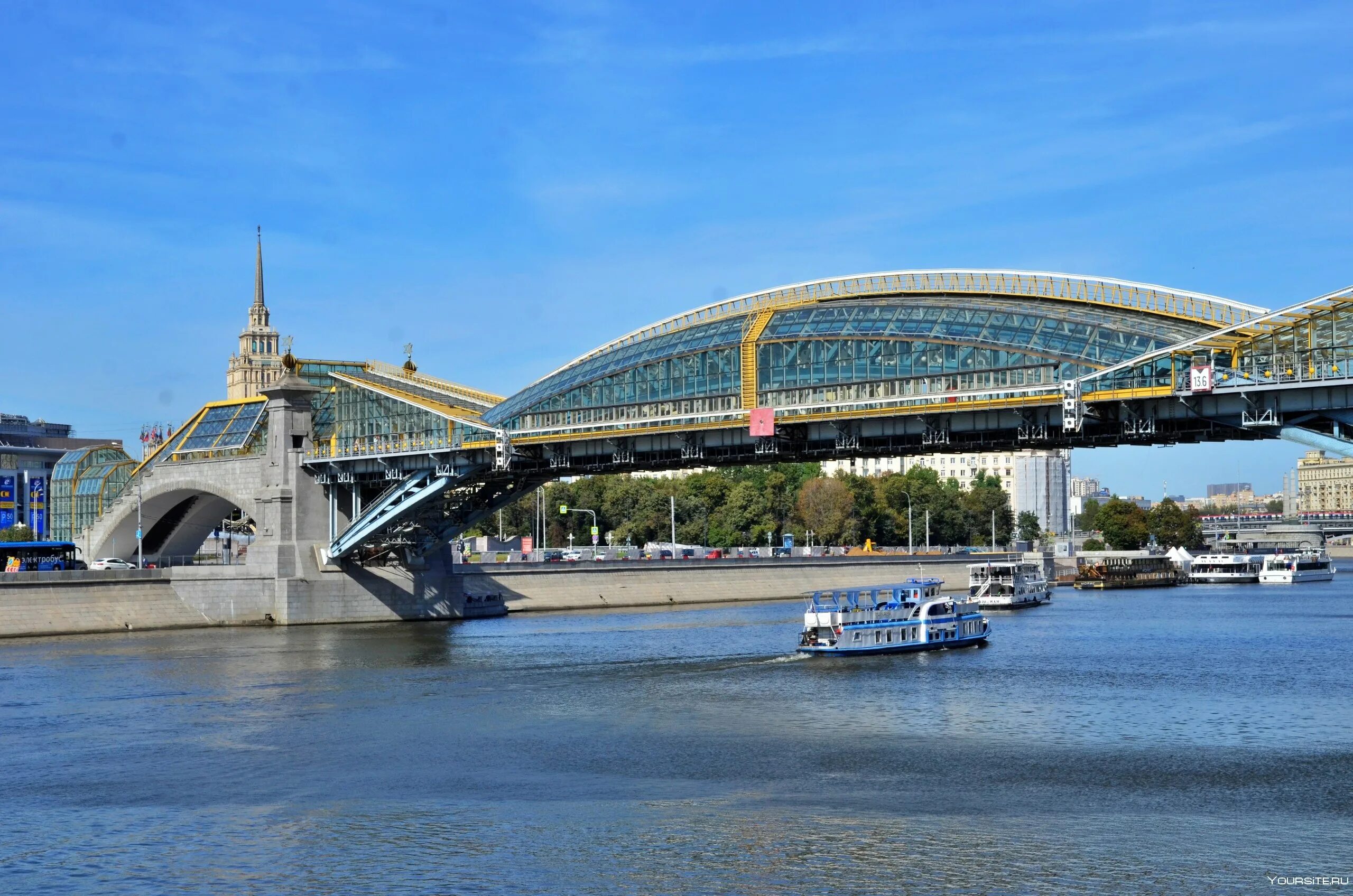 Большие 2 части. Мост Богдана Хмельницкого Киевский пешеходный мост. Пешеходный мост Богдана Хмельницкого в Москве. Мост Богдан Хмельницкий. Киевский пешеходный мост в Москве.