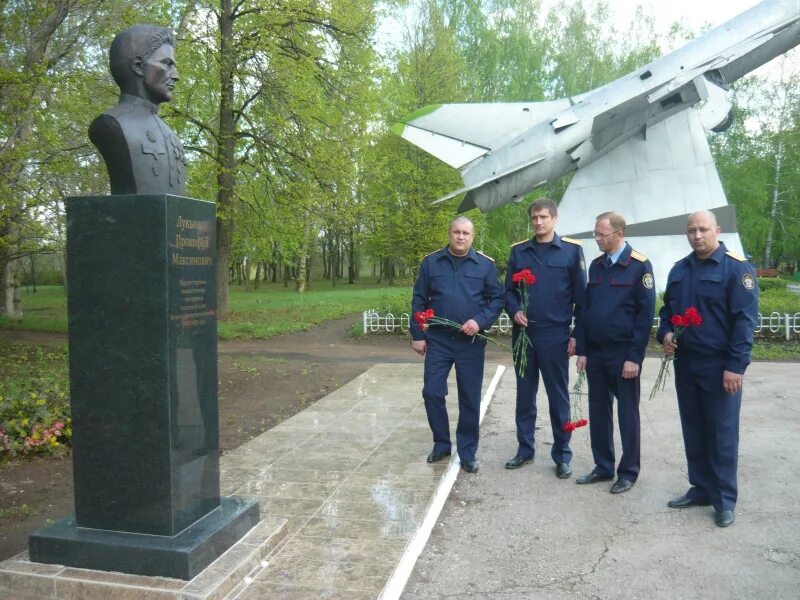 Новости отрадного самарской области на сегодня. Сквер Победы Отрадный. Парк Победы Отрадный Самарская область. Отрадный жители города.