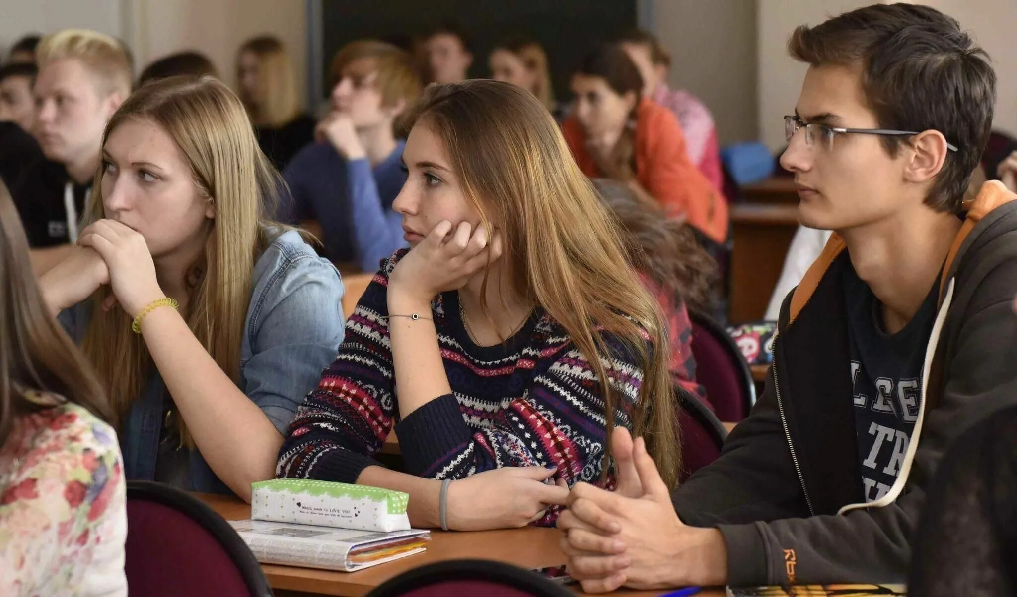 Общение детей в школе. Школьник и дошкольник. Дети в школе. Беседа с молодежью. Беседа с девочками 8 класса.