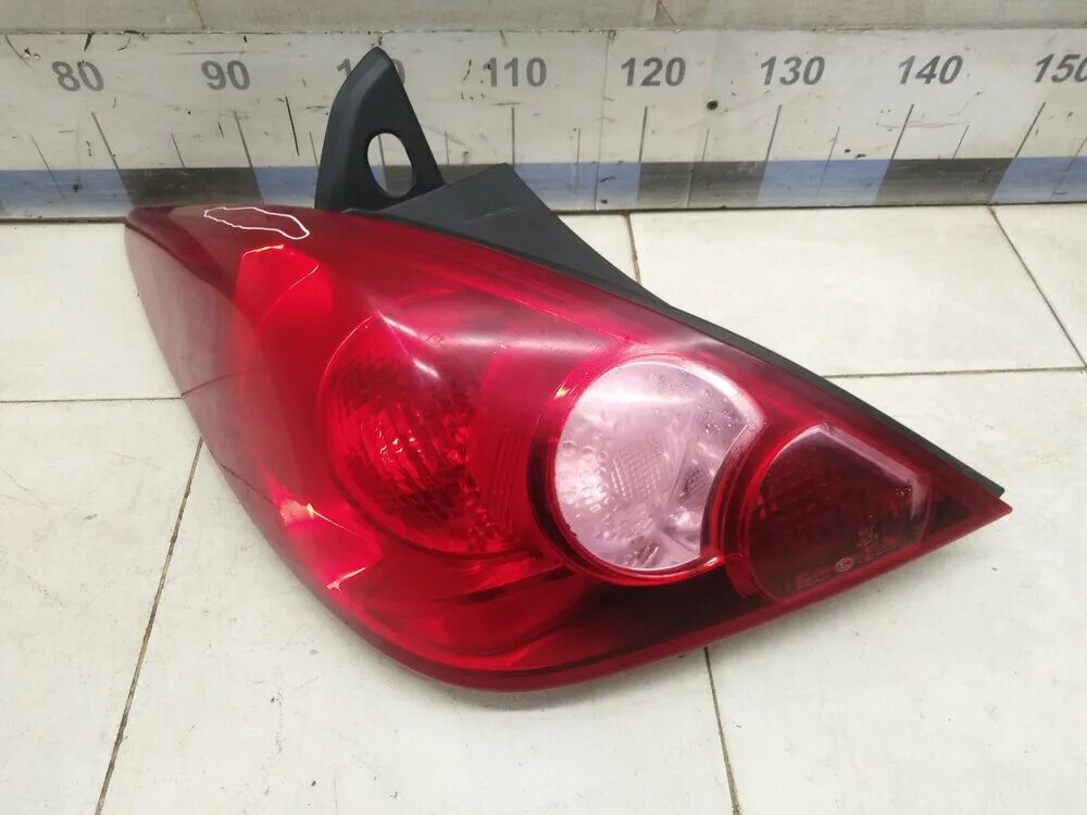 Фонарь задний левый ниссан тиида. 26550em00a. Задние фонари ниссан тиида седан. Nissan tiida 2016. Tiida c13 задний фонарь.