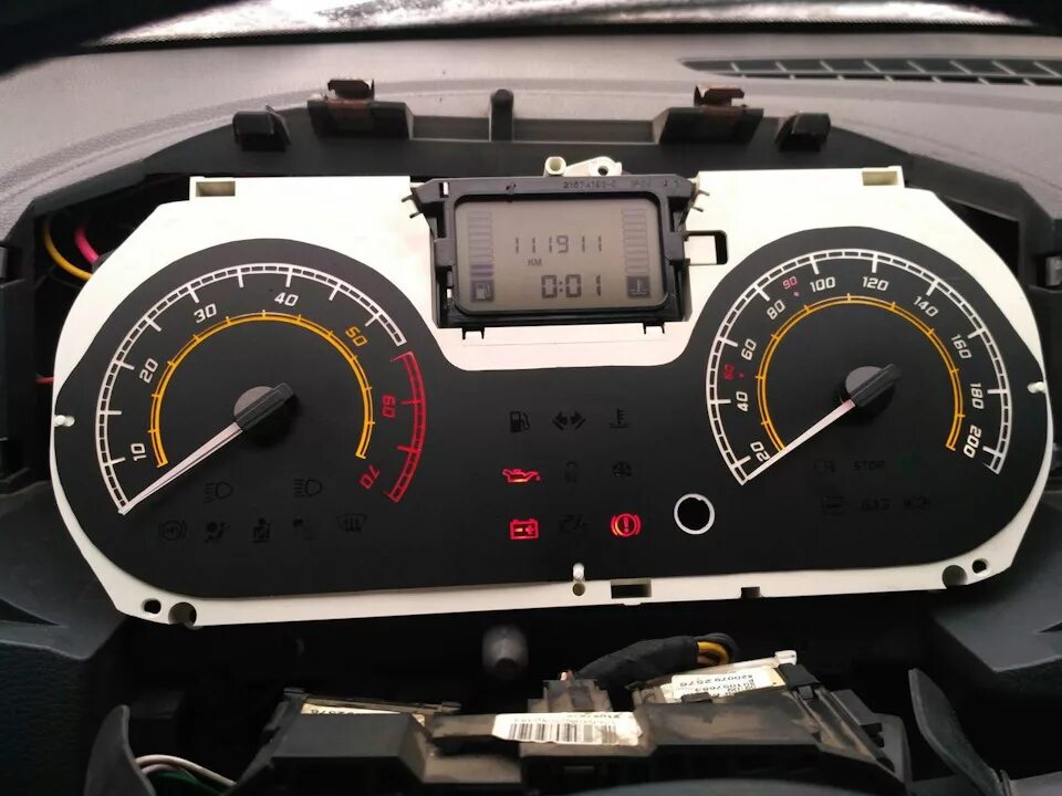 Спорт приборка. Электронная приборная панель Рено Логан 1.