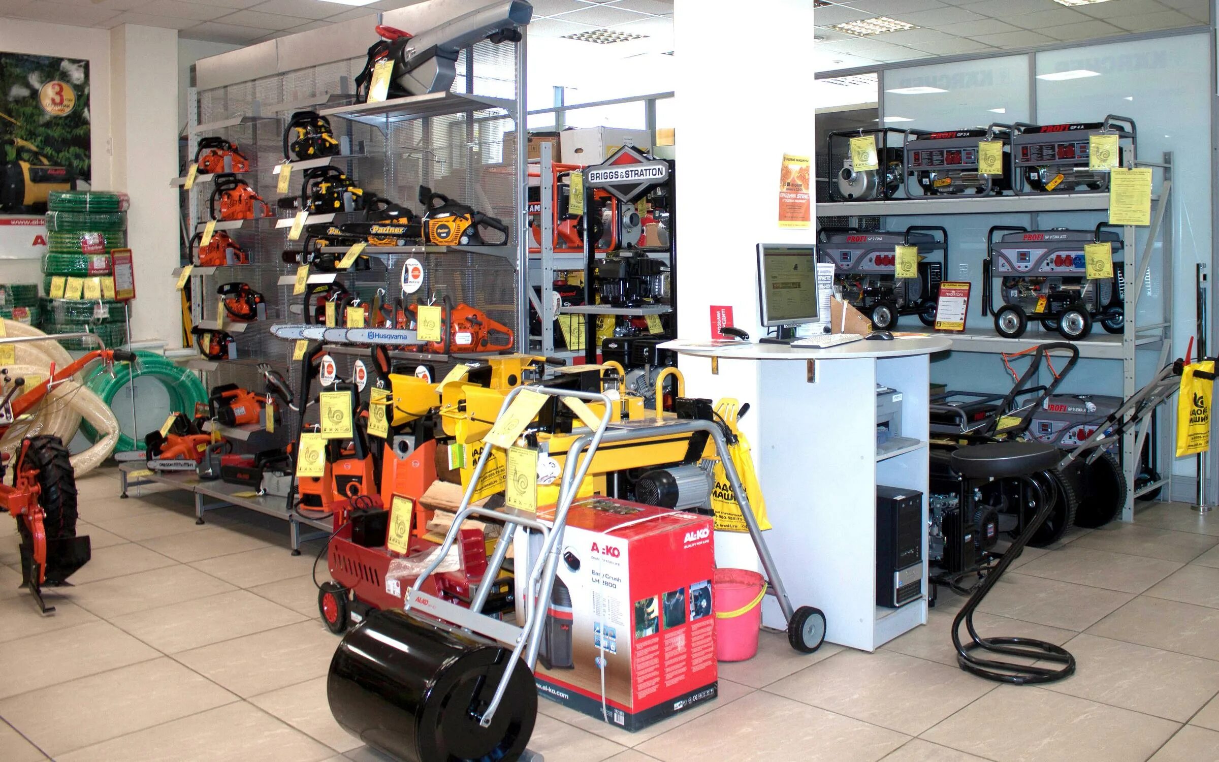 Магазин садовой техники адреса. Магазин садовой техники. Садовые машины магазин. Магазин садовой техники в СПБ. Большие магазины садовой техники в Москве.