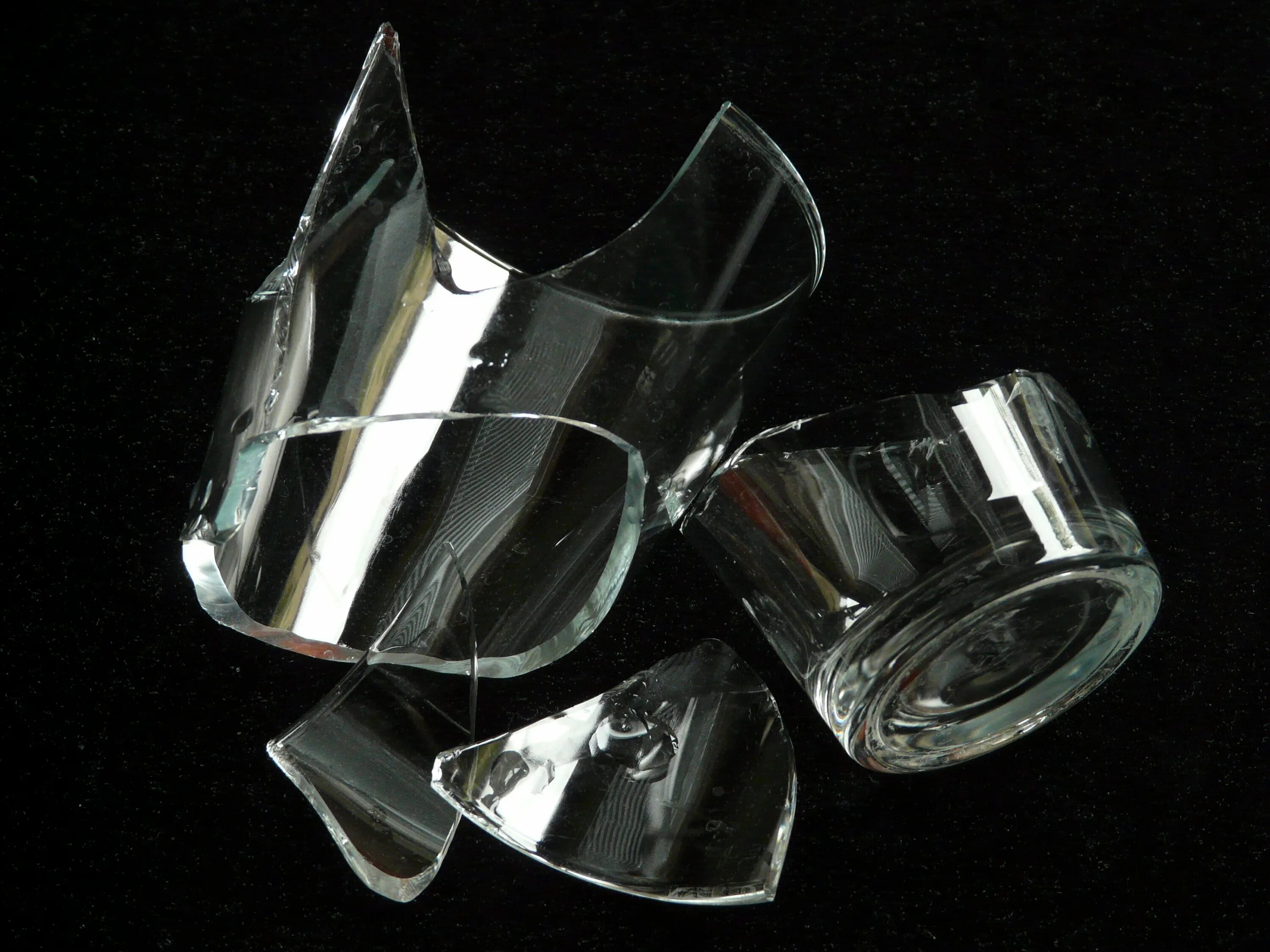 Разбилась стеклянный стакан. Разбитая стеклянная посуда. Разбитые стаканы. Разбитый стеклянный стакан. Стакан лопнул.