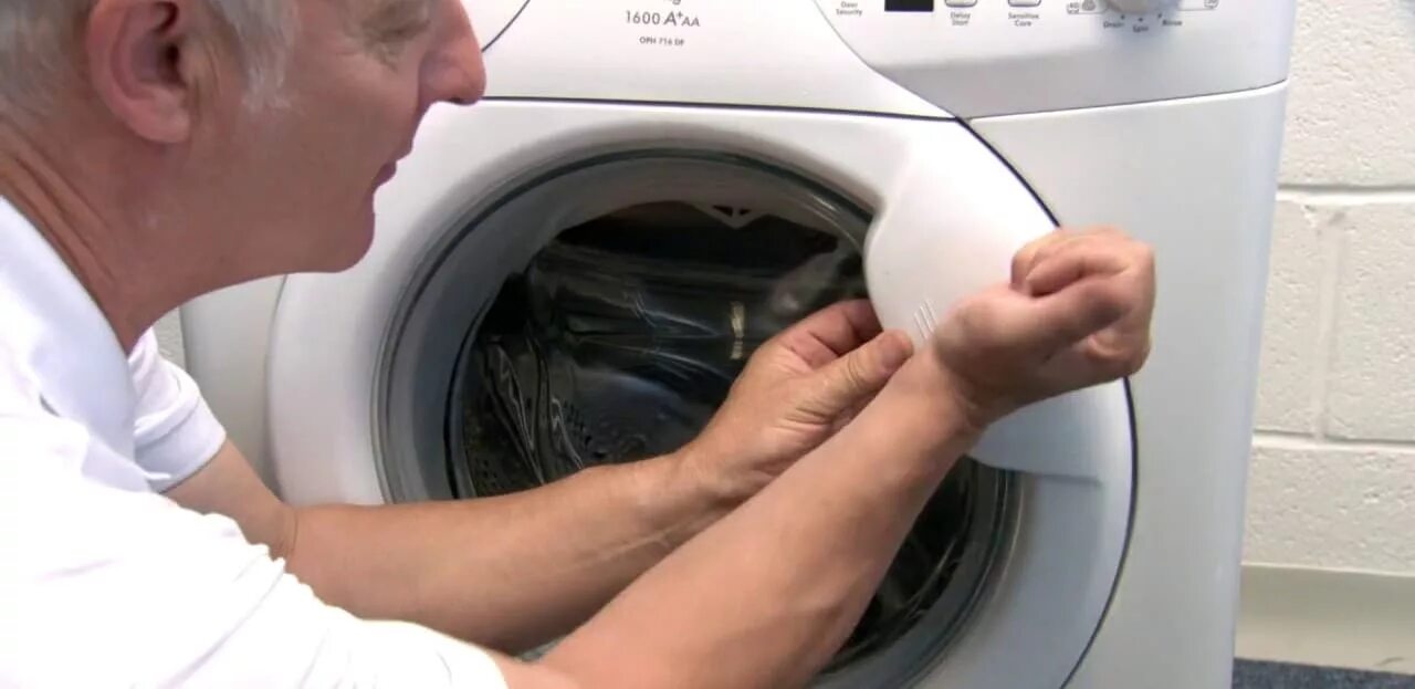 Закрытие стиральной машины. Как открыть стиральную машину. Стиральная машинка с открытой дверью. Не захлопывается стиральная машина.